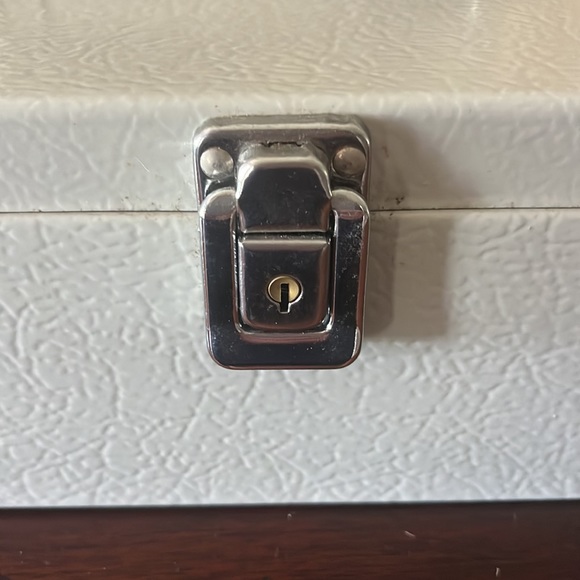 Vintage Metal Cash Money Box with 2 Keys - Picture 7 of 11